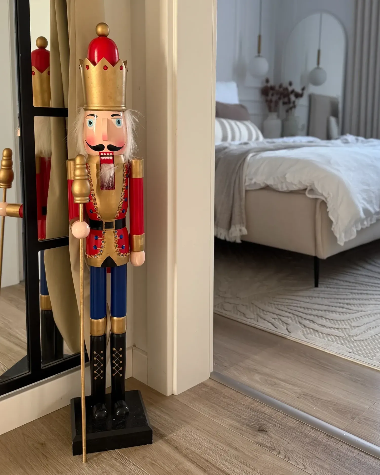 Hot Beliani Accessorio decorativo MALARAN Schiaccianoci 90 cm Rosso Oro Rosso Blu Nero