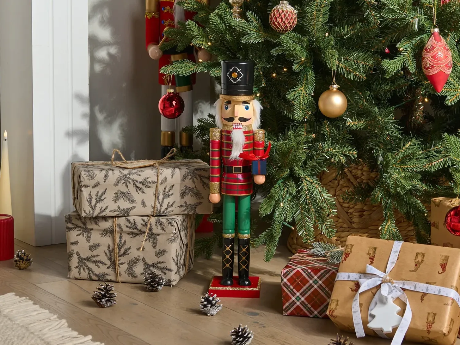 Clearance Beliani Accessorio decorativo RODSJON Schiaccianoci 50 cm Rosso Rosso Nero Verde