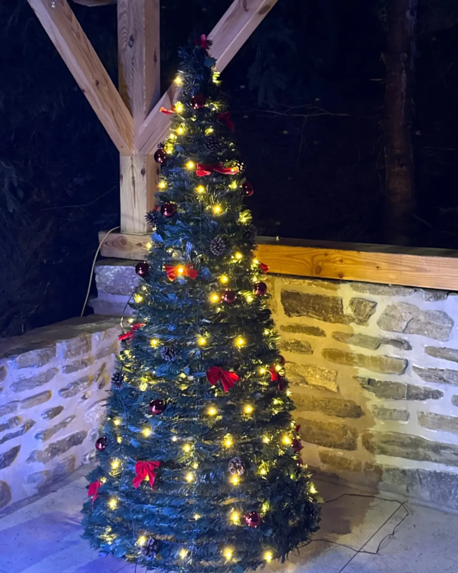 Beliani Albero di Natale artificiale Pieghevole LED PINEORA 185 cm Verde Rosso Verde