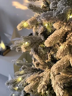 Beliani Albero natalizio innevato LED TATLOW Verde Bianco Verde