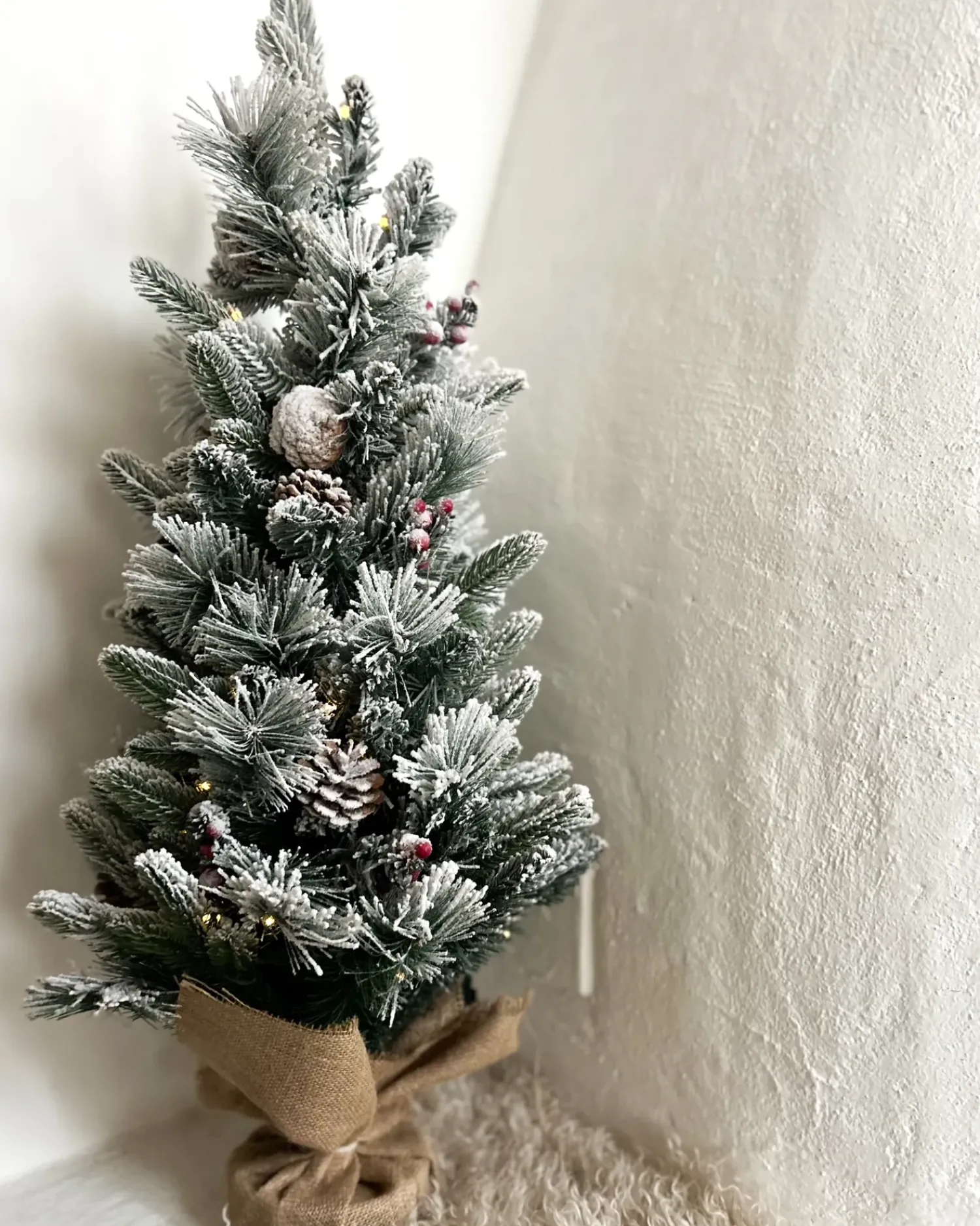 Outlet Beliani Albero natalizio innevato LED MALIGNE 90 cm Bianco Beige Bianco Verde