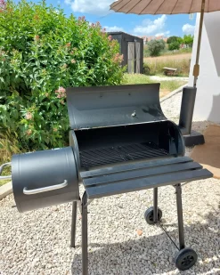 Beliani Barbecue a carbonella KATLA con affumicatore Metallo Nero