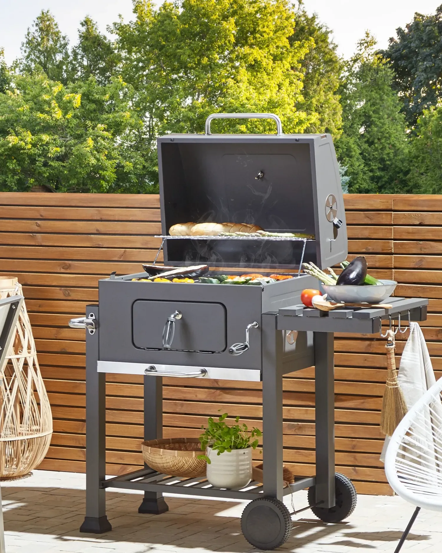 Beliani Barbecue a carbonella PAVLOF Metallo Nero Grigio