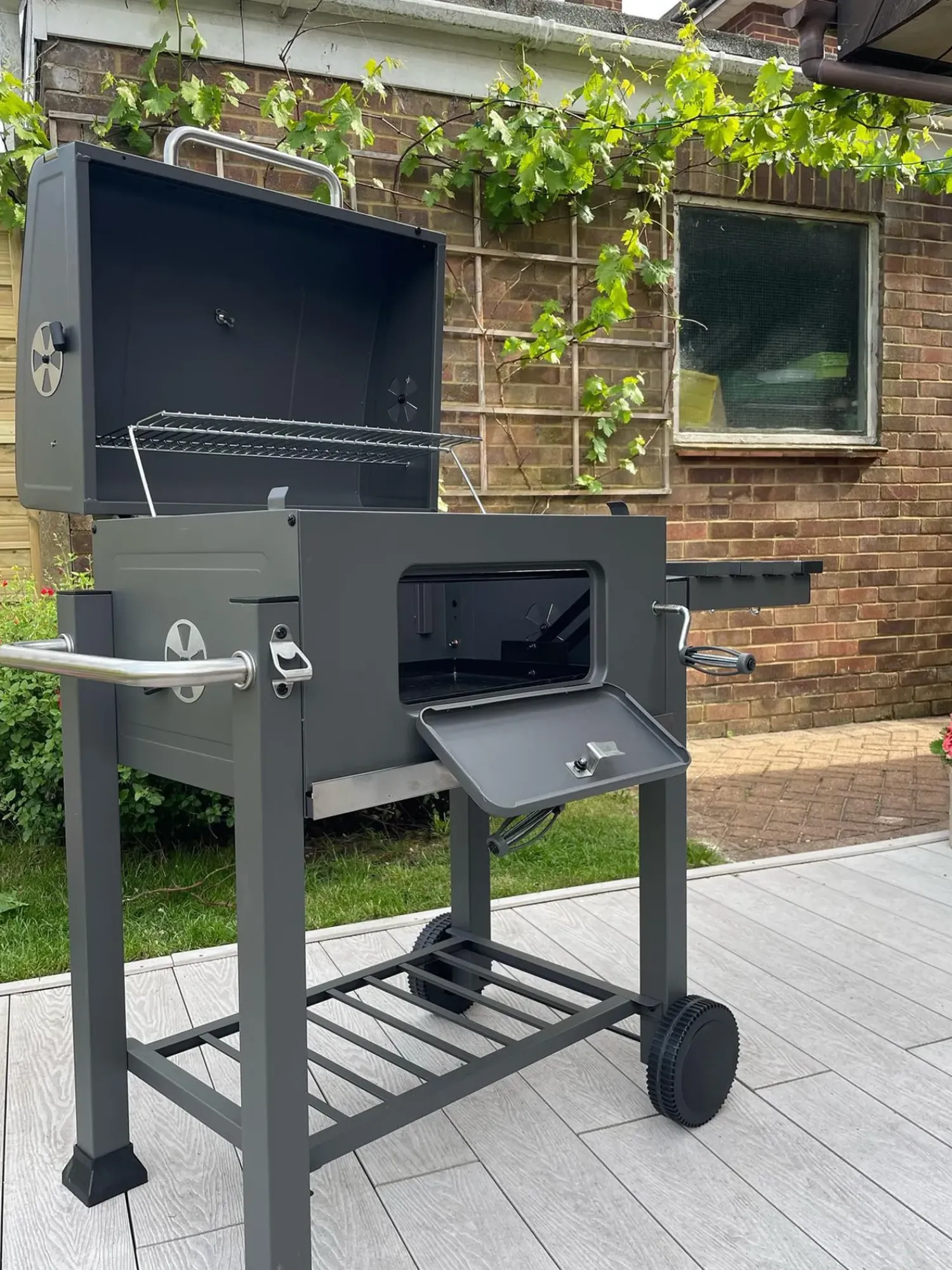 Beliani Barbecue a carbonella PAVLOF Metallo Nero Grigio