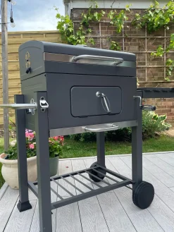 Beliani Barbecue a carbonella PAVLOF Metallo Nero Grigio