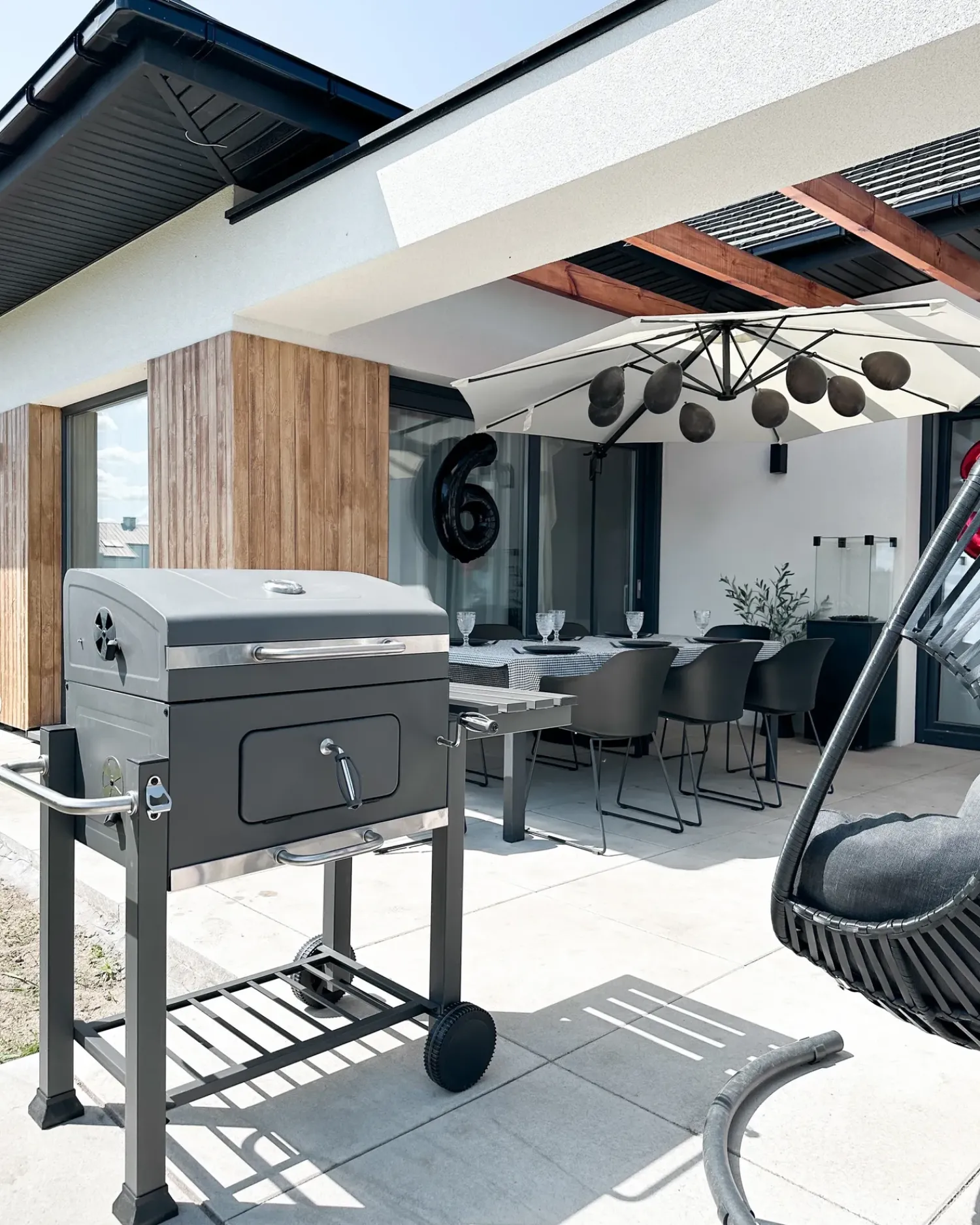 Beliani Barbecue a carbonella PAVLOF Metallo Nero Grigio
