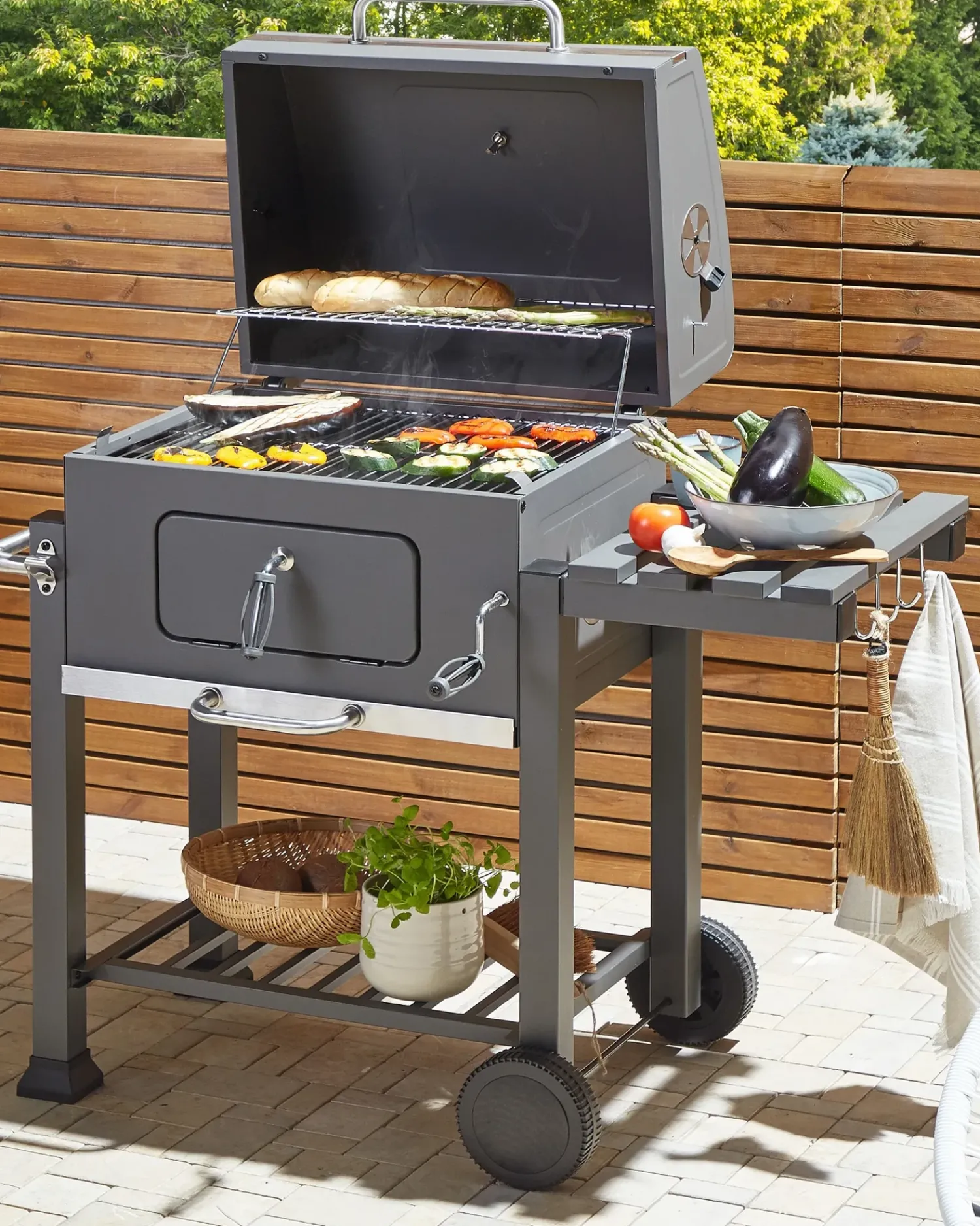 Beliani Barbecue a carbonella PAVLOF Metallo Nero Grigio