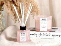 Beliani Candela Profumata con Diffusore di Fragranze CLASSY TINT Cera di Soia Note fruttate Rosa