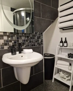 Sale Beliani Cesto per la biancheria SANNAR Bambù Nero 75 L Bianco Nero