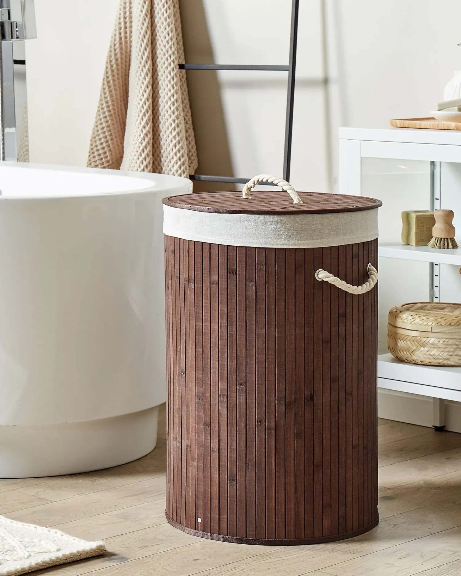 Sale Beliani Cesto per la biancheria SANNAR Bambù Marrone scuro 75 L Bianco Marrone