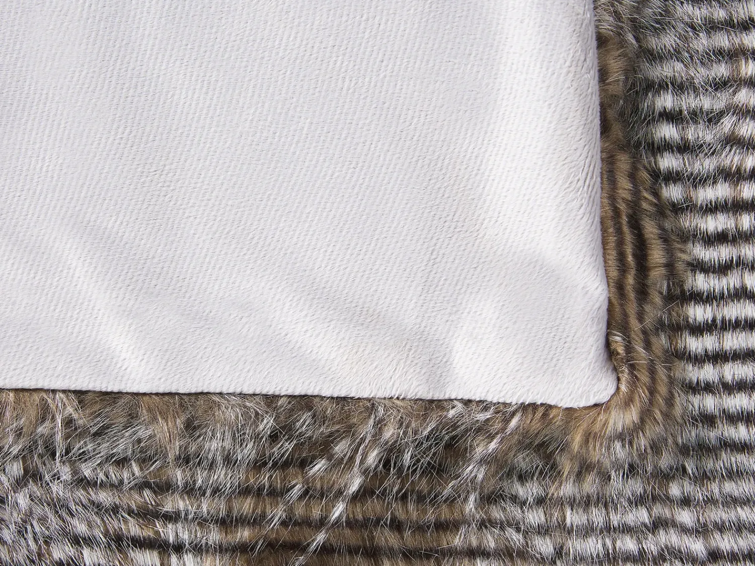 Beliani Coperta ASDAD Tessuto Marrone Bianco Marrone