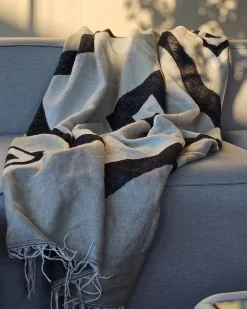 Outlet Beliani Coperta KATTIKE Tessuto 130 x 170 cm Grigio Bianco Grigio Nero