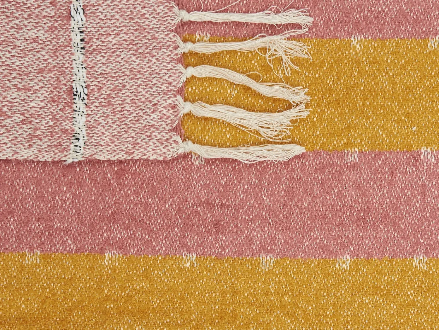 Sale Beliani Coperta NAIKHU Cotone 130 x 170 cm Rosso chiaro Giallo Rosso