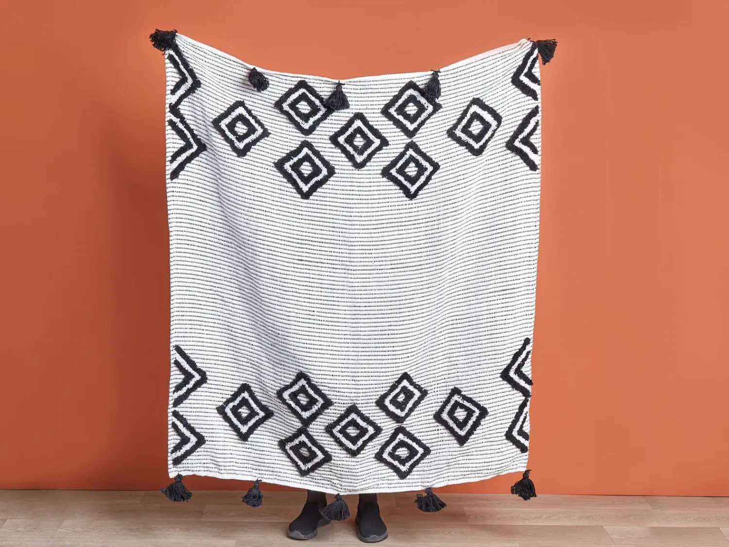 New Beliani Coperta SAATLI 130 x 150 cm Bianco Bianco Nero