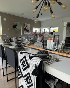 New Beliani Coperta SAATLI 130 x 150 cm Bianco Bianco Nero