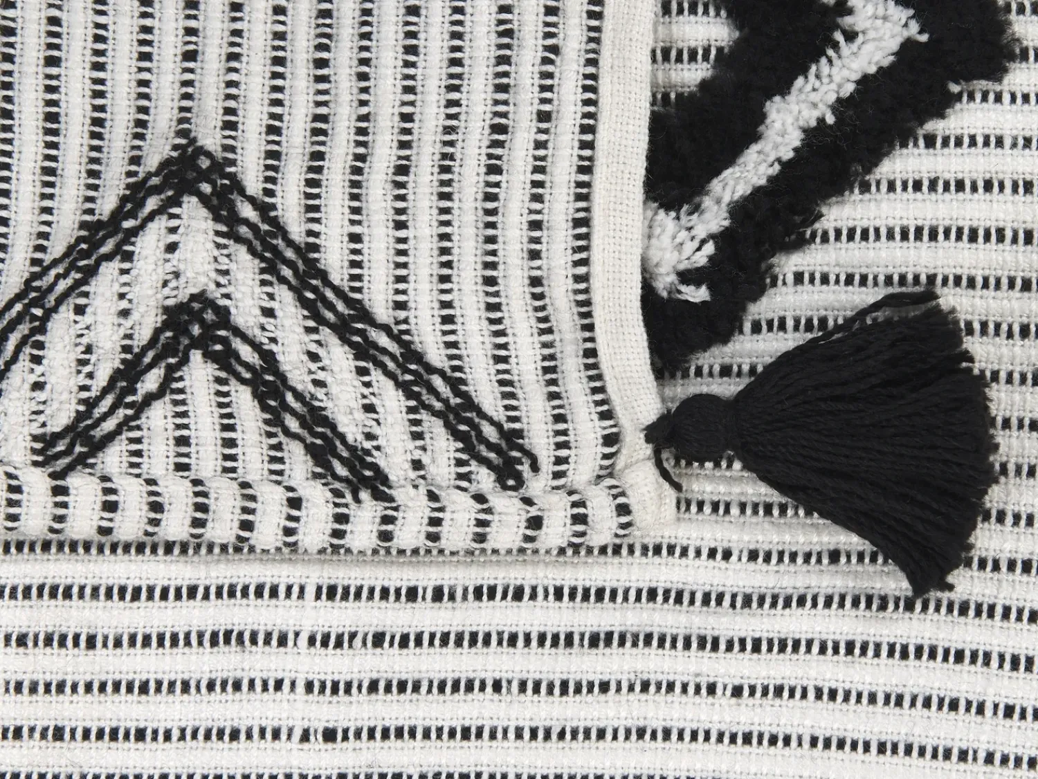 New Beliani Coperta SAATLI 130 x 150 cm Bianco Bianco Nero
