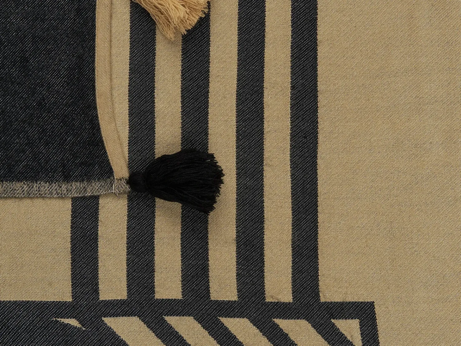 Online Beliani Coperta THAPREK Tessuto 130 x 170 cm Beige Beige Nero