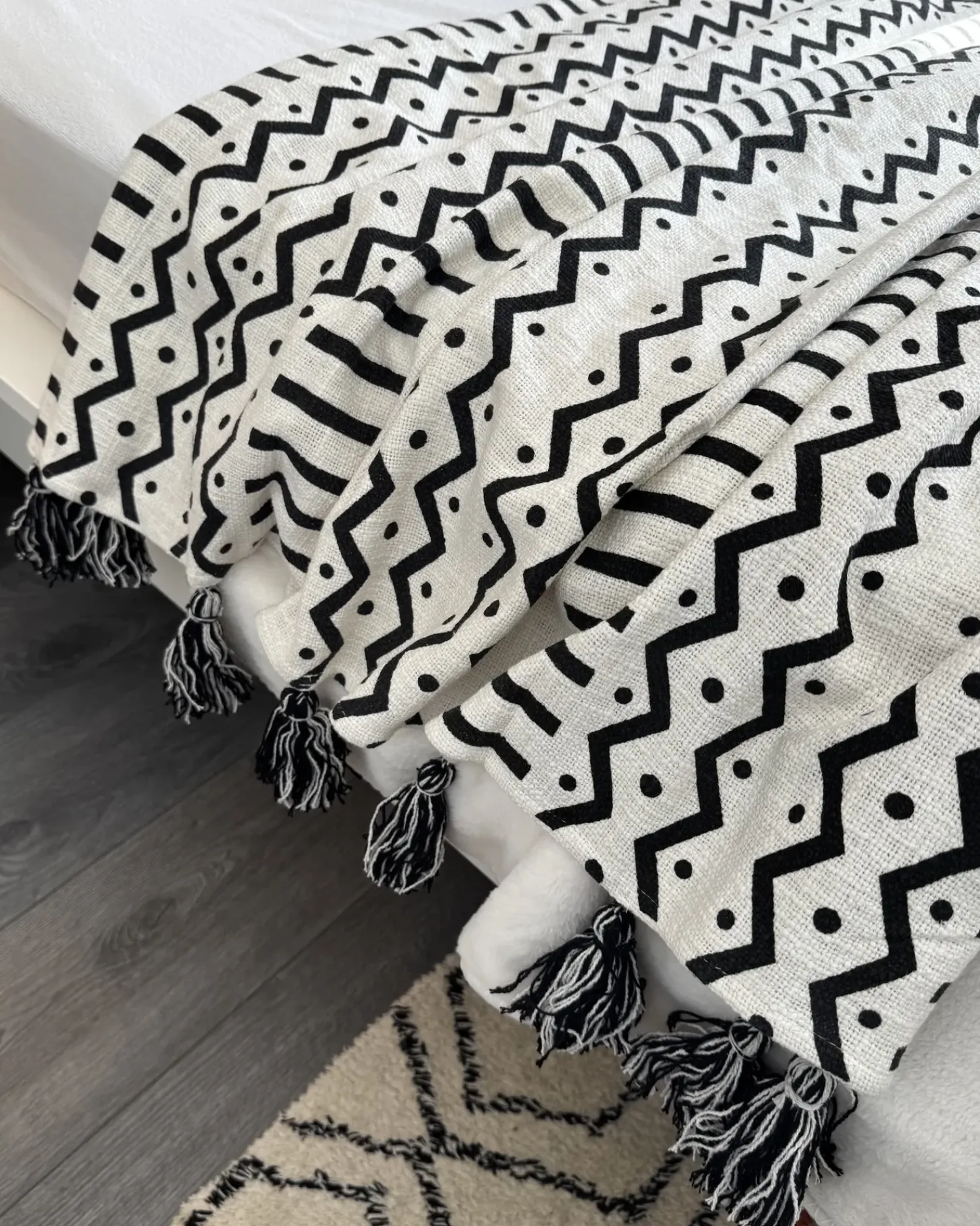 Sale Beliani Coperta UNNAO Cotone 130 x 180 cm Bianco Bianco Nero