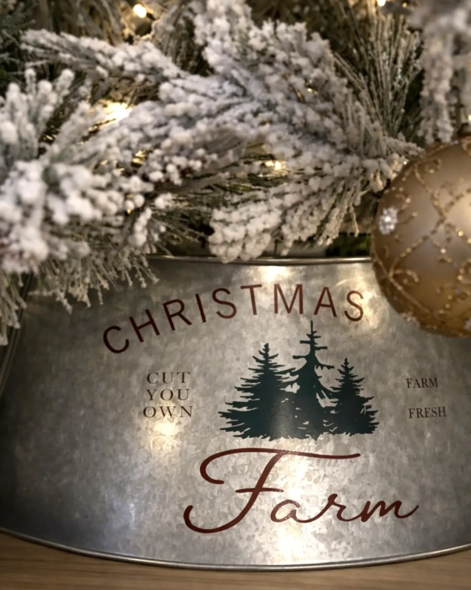 Sale Beliani Copri base per albero di Natale ROVANIEMI Ferro 65 cm Argento