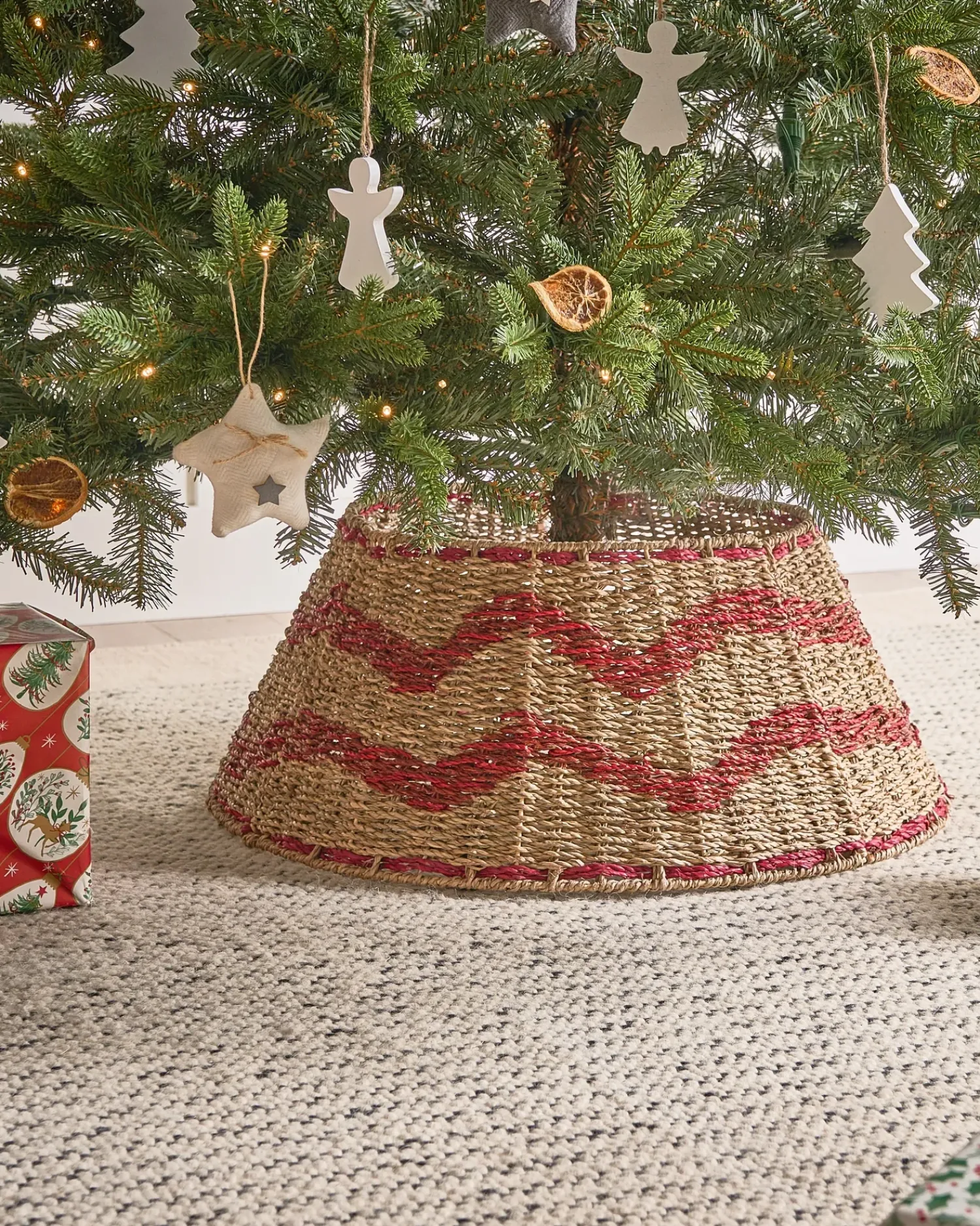Sale Beliani Copri base per albero di Natale HIVER Alghe marine Rosso Naturale Rosso