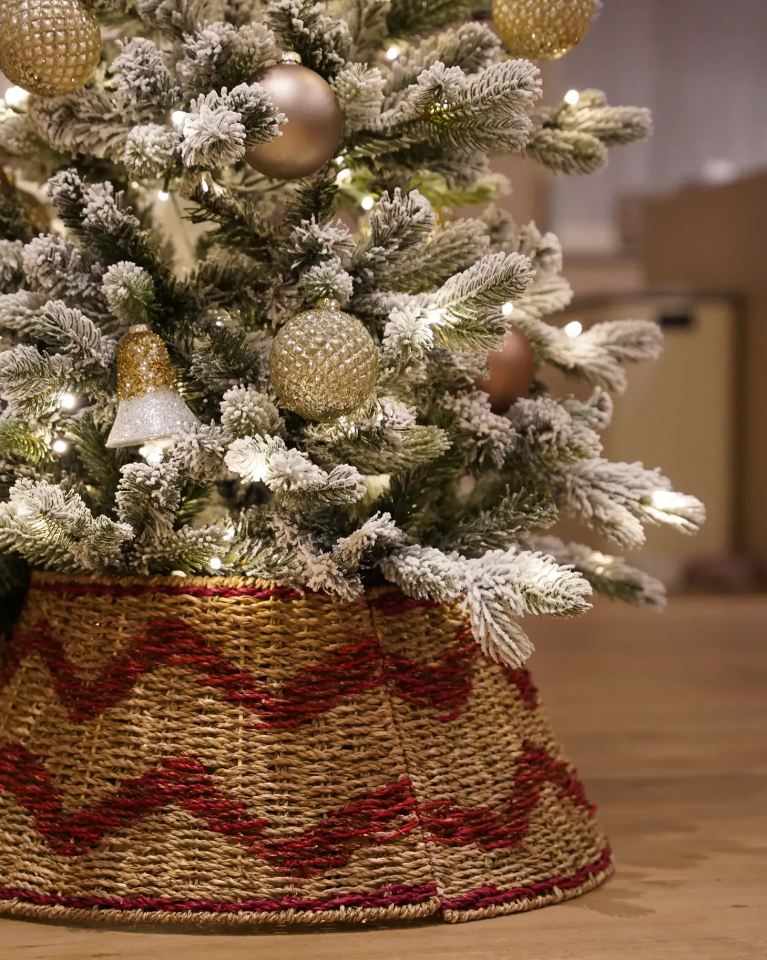 Sale Beliani Copri base per albero di Natale HIVER Alghe marine Rosso Naturale Rosso