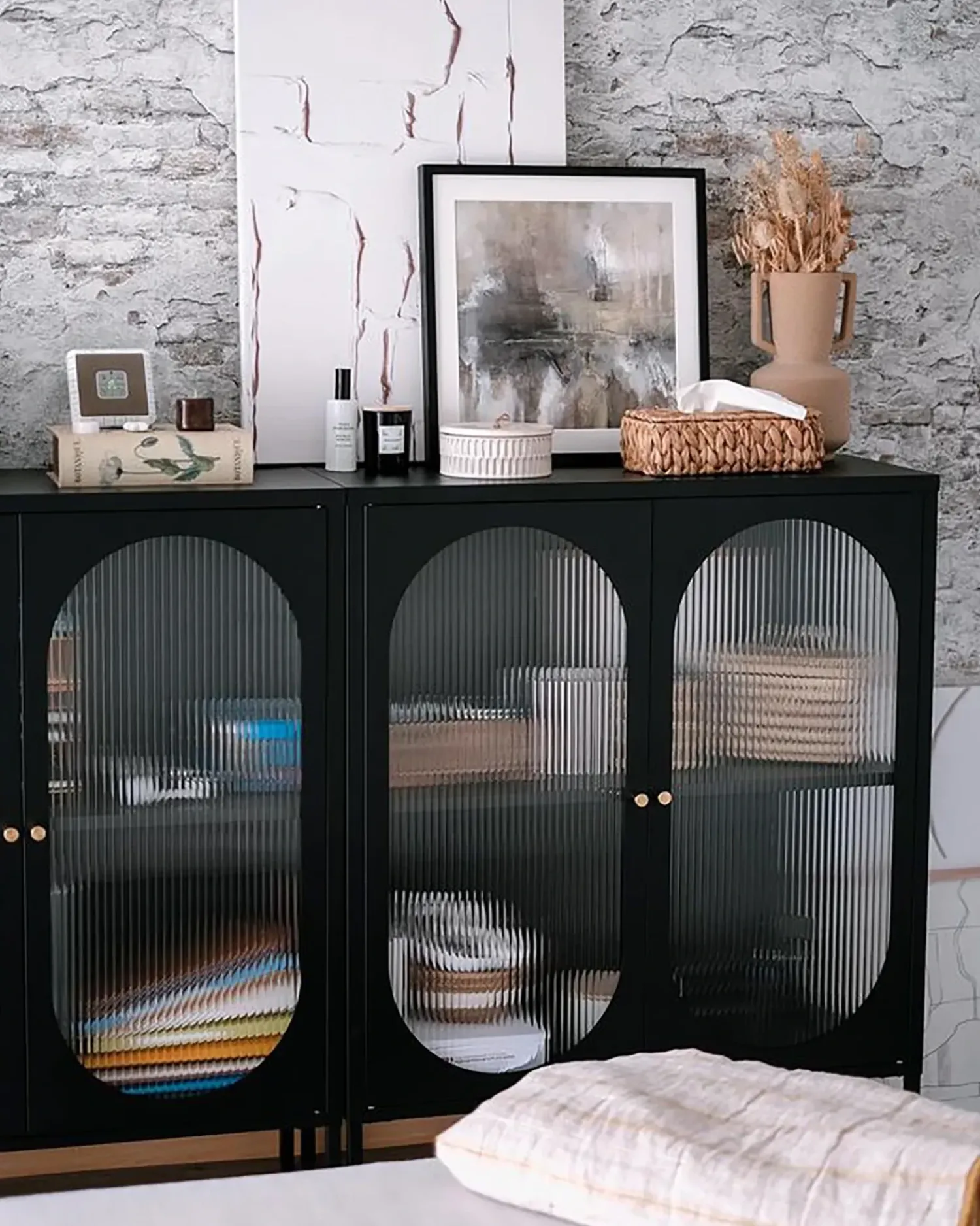 Clearance Beliani Credenza espositiva in vetro SARRE Metallo 90 cm Nero Oro Nero