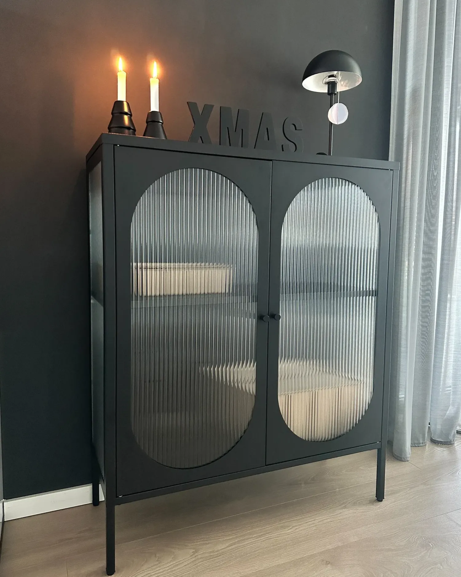 Clearance Beliani Credenza espositiva in vetro SARRE Metallo 90 cm Nero Oro Nero