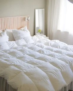 Hot Beliani Cuscino da letto VIHREN Basso Piuma e piumino d'anatra Bianco