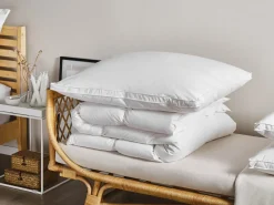 Hot Beliani Cuscino da letto VIHREN Basso Piuma e piumino d'anatra Bianco
