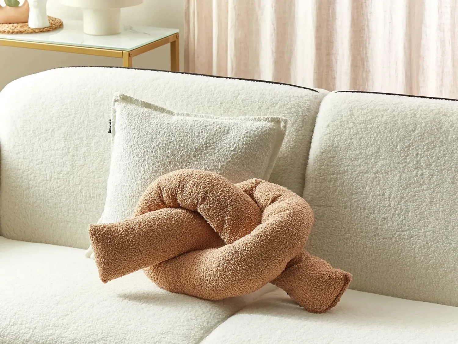 Outlet Beliani Cuscino decorativo GLADIOLUS Bouclé 172 x 14 cm chiaro Tinta unita Marrone