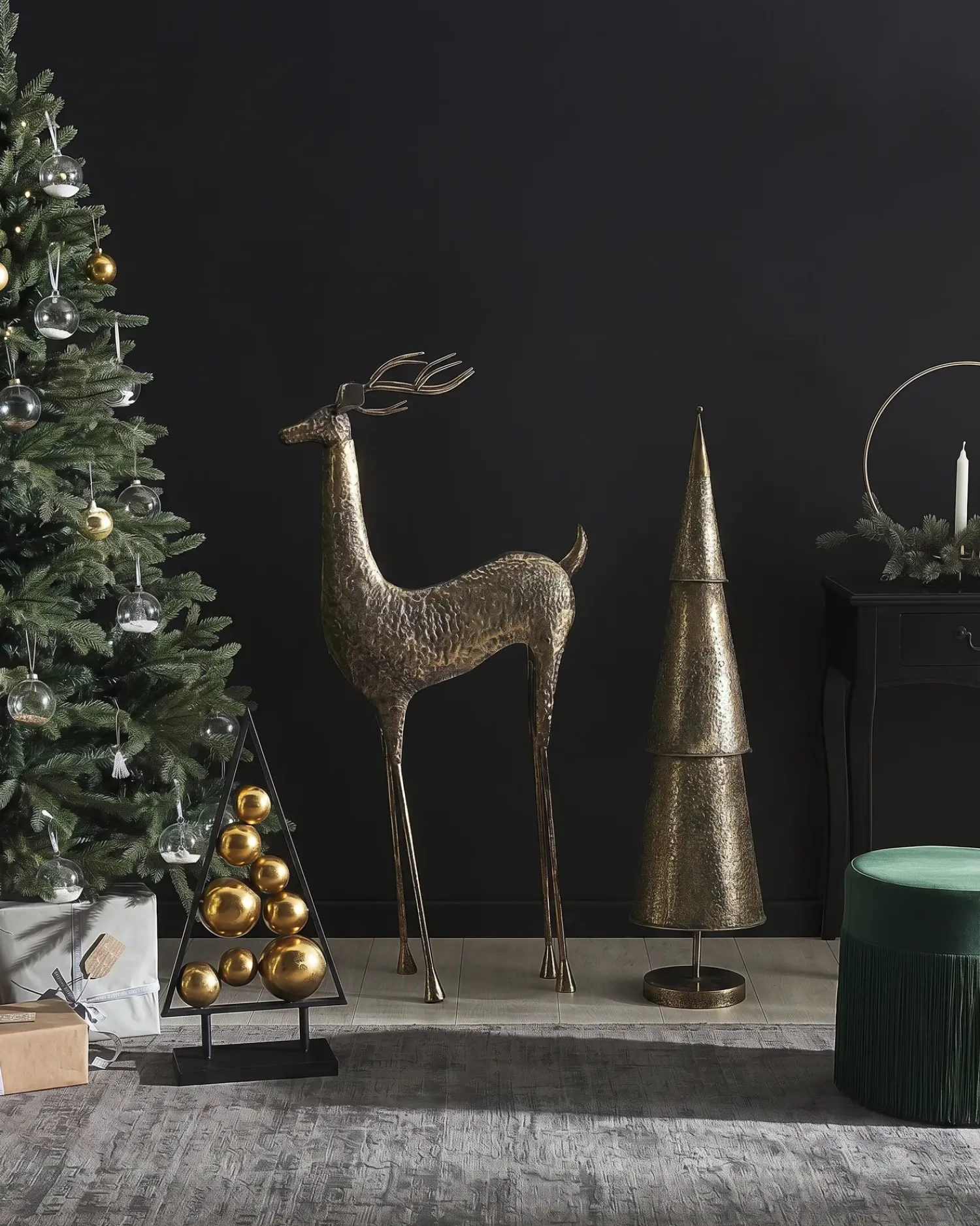 Beliani Decorazione natalizia a pavimento PELLO Renna 126 cm Oro