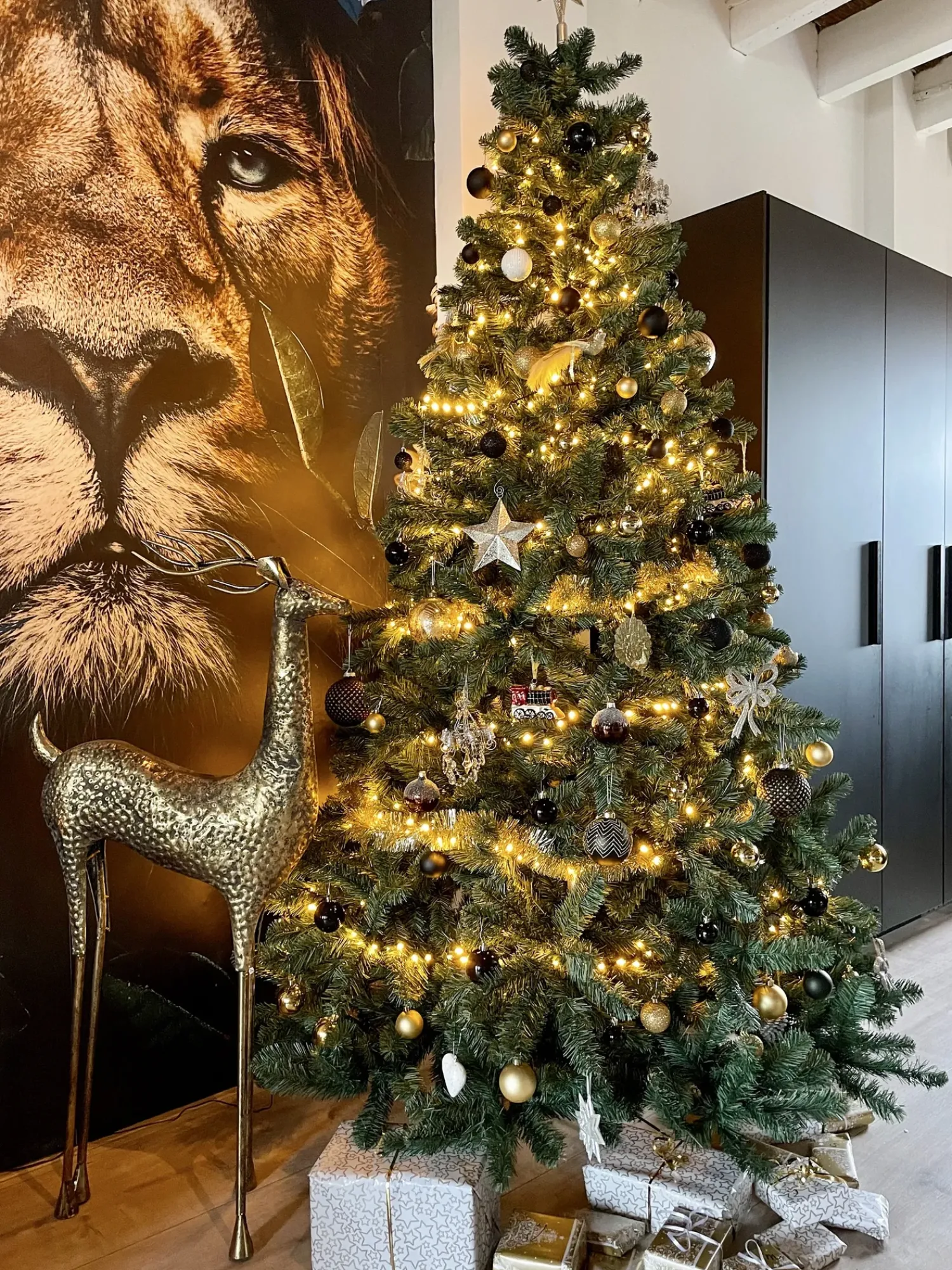 Beliani Decorazione natalizia a pavimento PELLO Renna 126 cm Oro