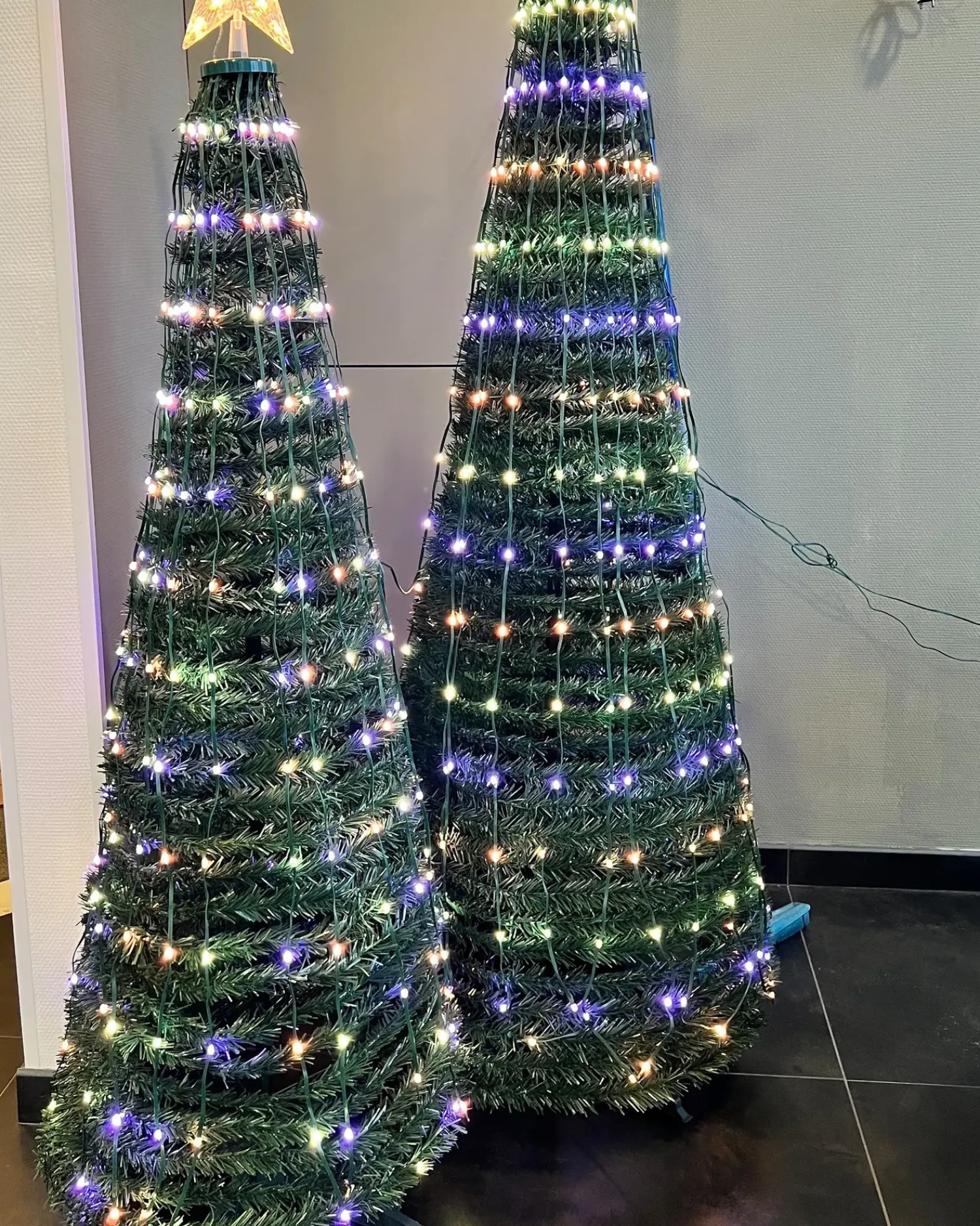 Best Beliani Decorazione natalizia a pavimento Smart LED con App SAARLOQ Albero di Natale Verde