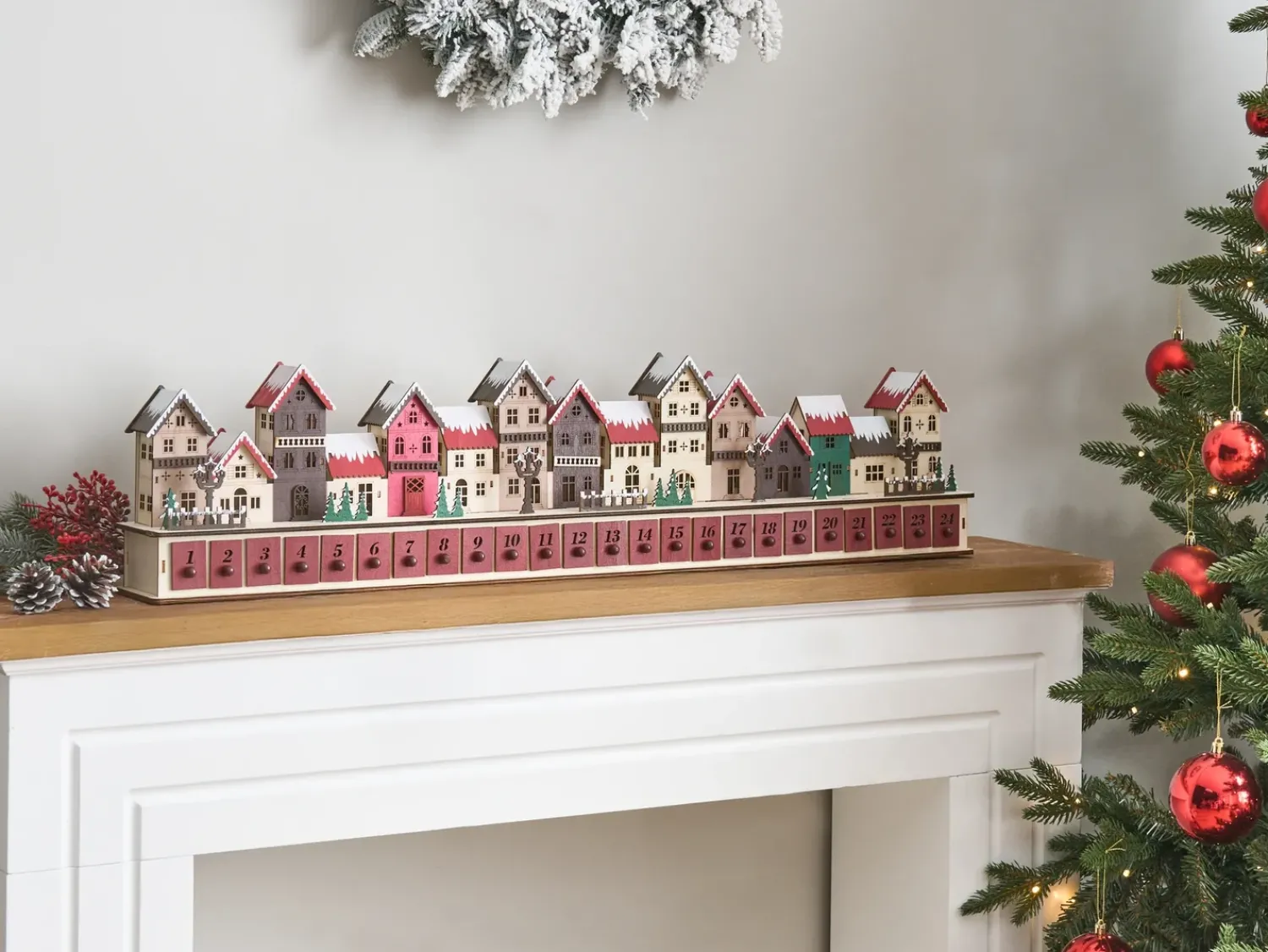 Best Beliani Decorazione natalizia LED ASPERN Calendario dell'Avvento 18 cm Rosso