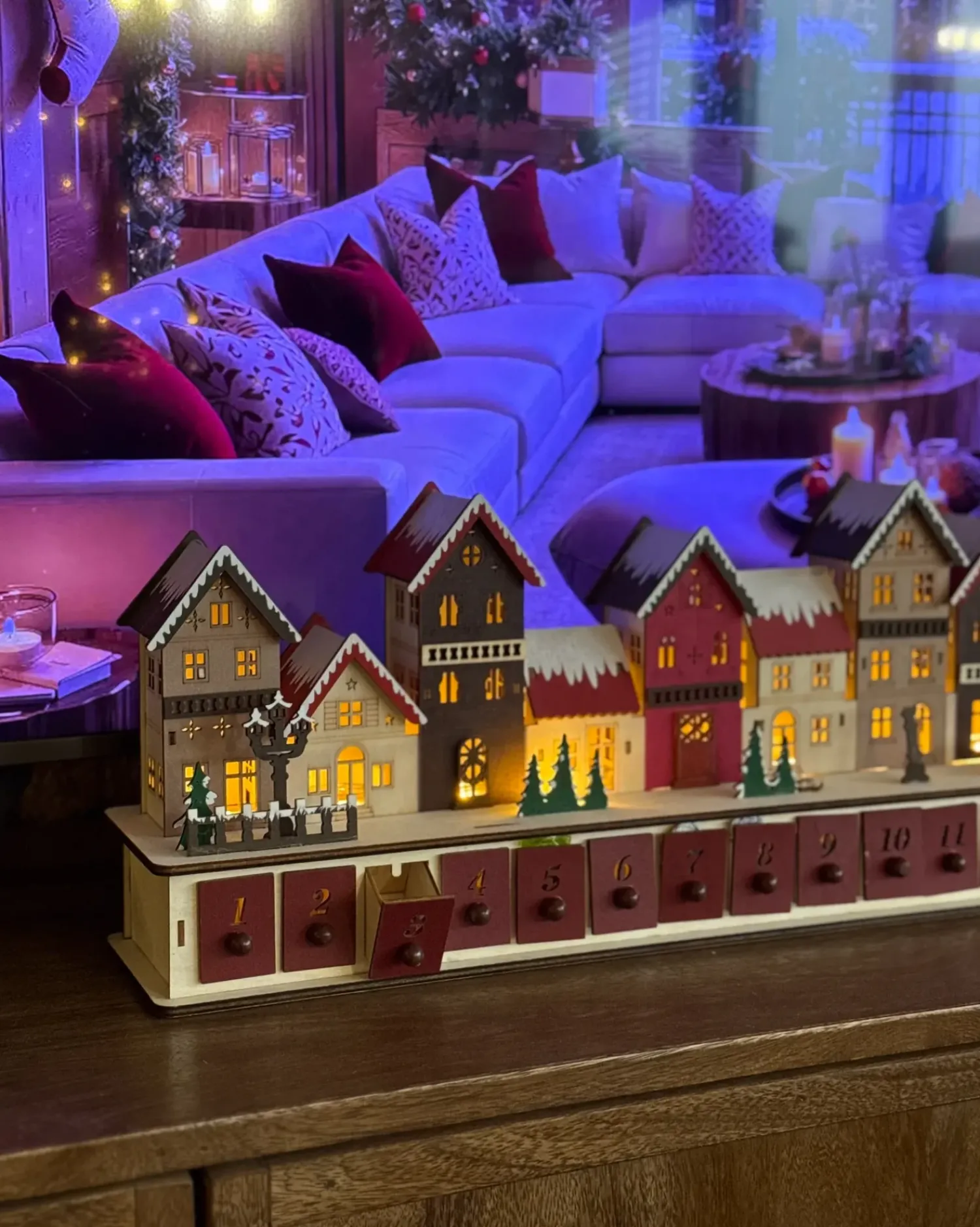 Best Beliani Decorazione natalizia LED ASPERN Calendario dell'Avvento 18 cm Rosso