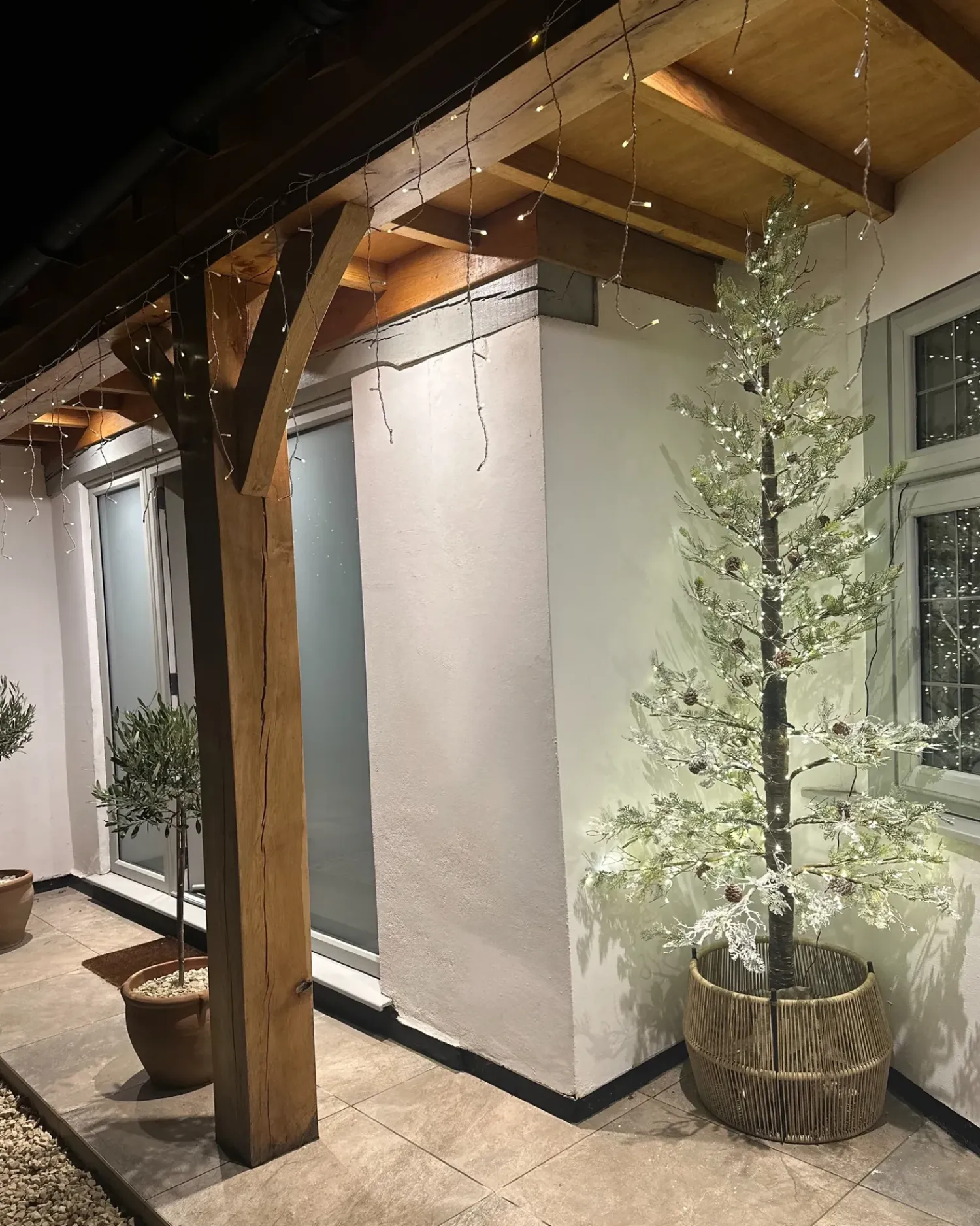 Beliani Decorazione per esterni LED GRENIVIK Albero di Natale 245 cm Bianco