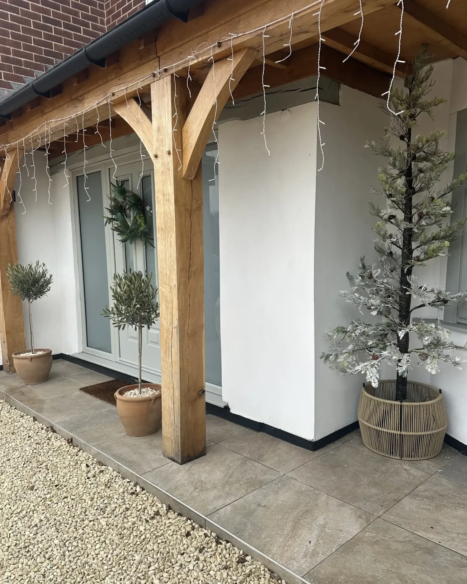 Beliani Decorazione per esterni LED GRENIVIK Albero di Natale 245 cm Bianco