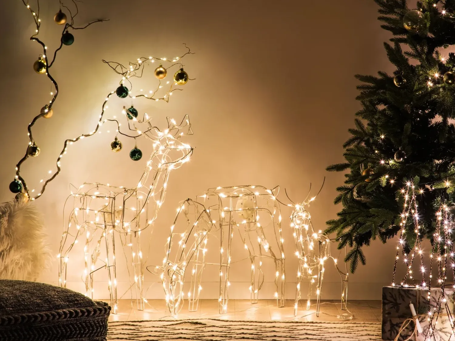 Hot Beliani Decorazione per esterni LED MIKKELI Renna animata 76/47/52 cm Bianco