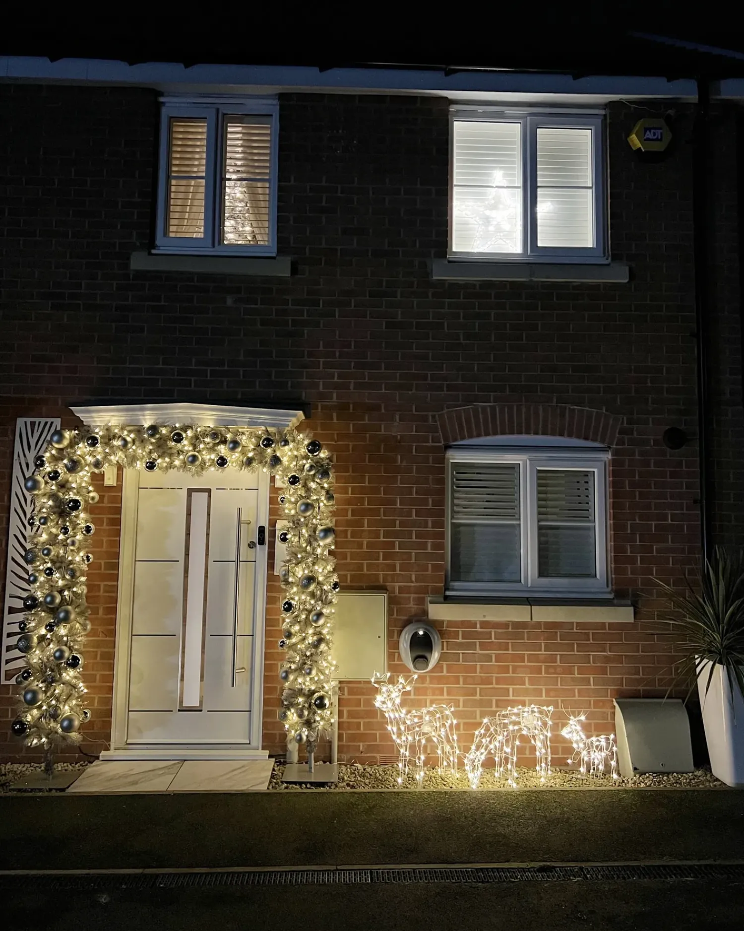Hot Beliani Decorazione per esterni LED MIKKELI Renna animata 76/47/52 cm Bianco