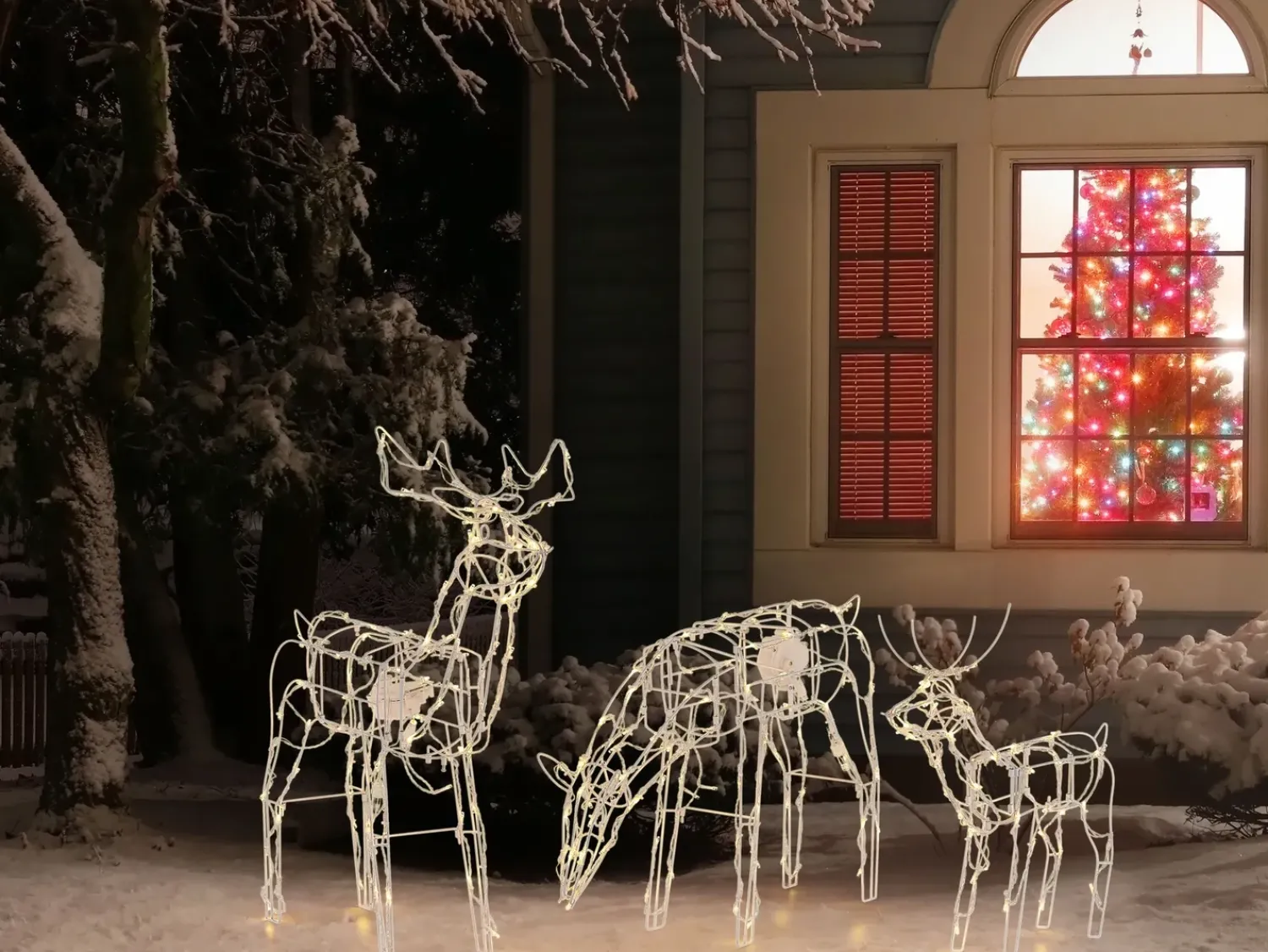 Hot Beliani Decorazione per esterni LED MIKKELI Renna animata 76/47/52 cm Bianco