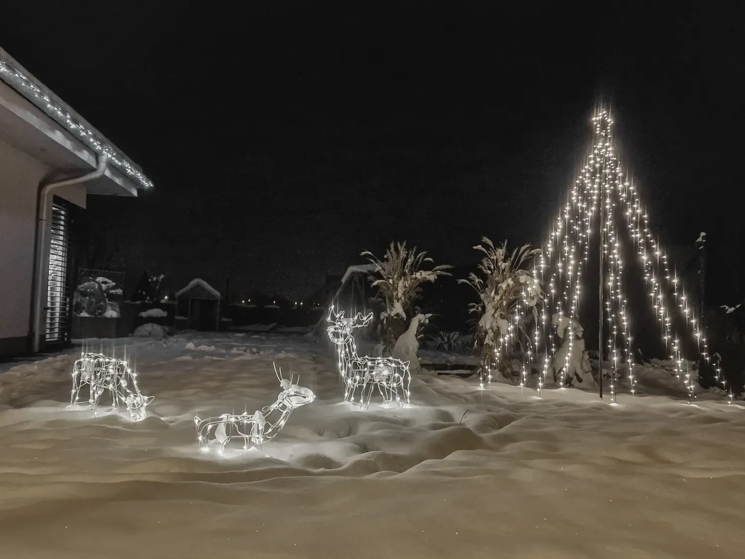 Hot Beliani Decorazione per esterni LED MIKKELI Renna animata 76/47/52 cm Bianco