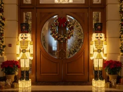 Beliani Decorazione per esterni LED STOROVAN Schiaccianoci 152 cm Bianco/Oro Bianco Oro Nero