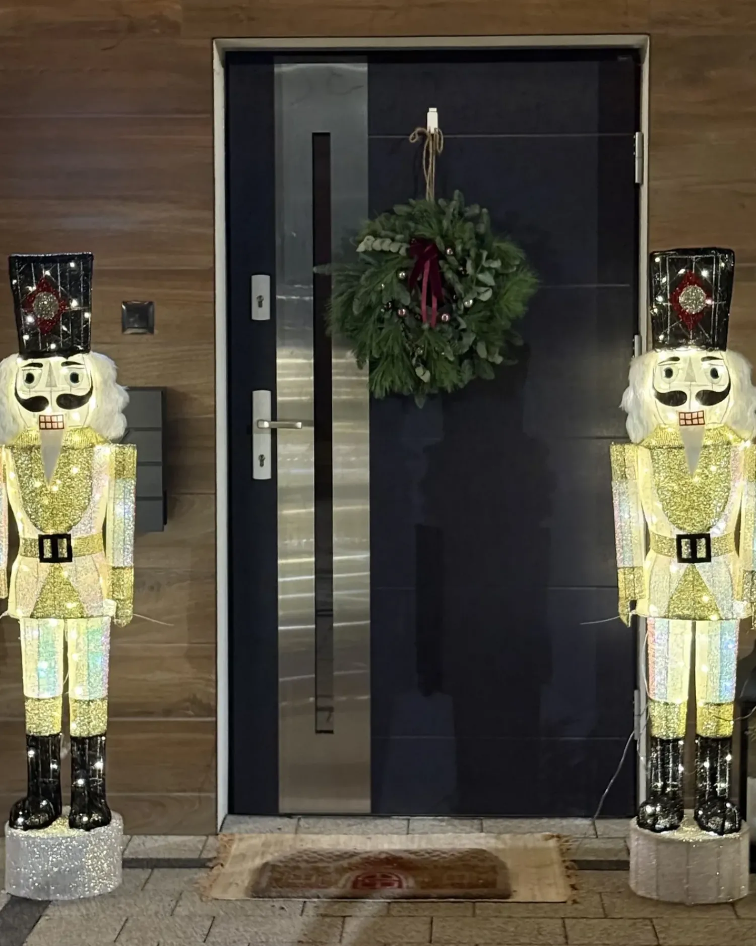 Beliani Decorazione per esterni LED STOROVAN Schiaccianoci 152 cm Bianco/Oro Bianco Oro Nero
