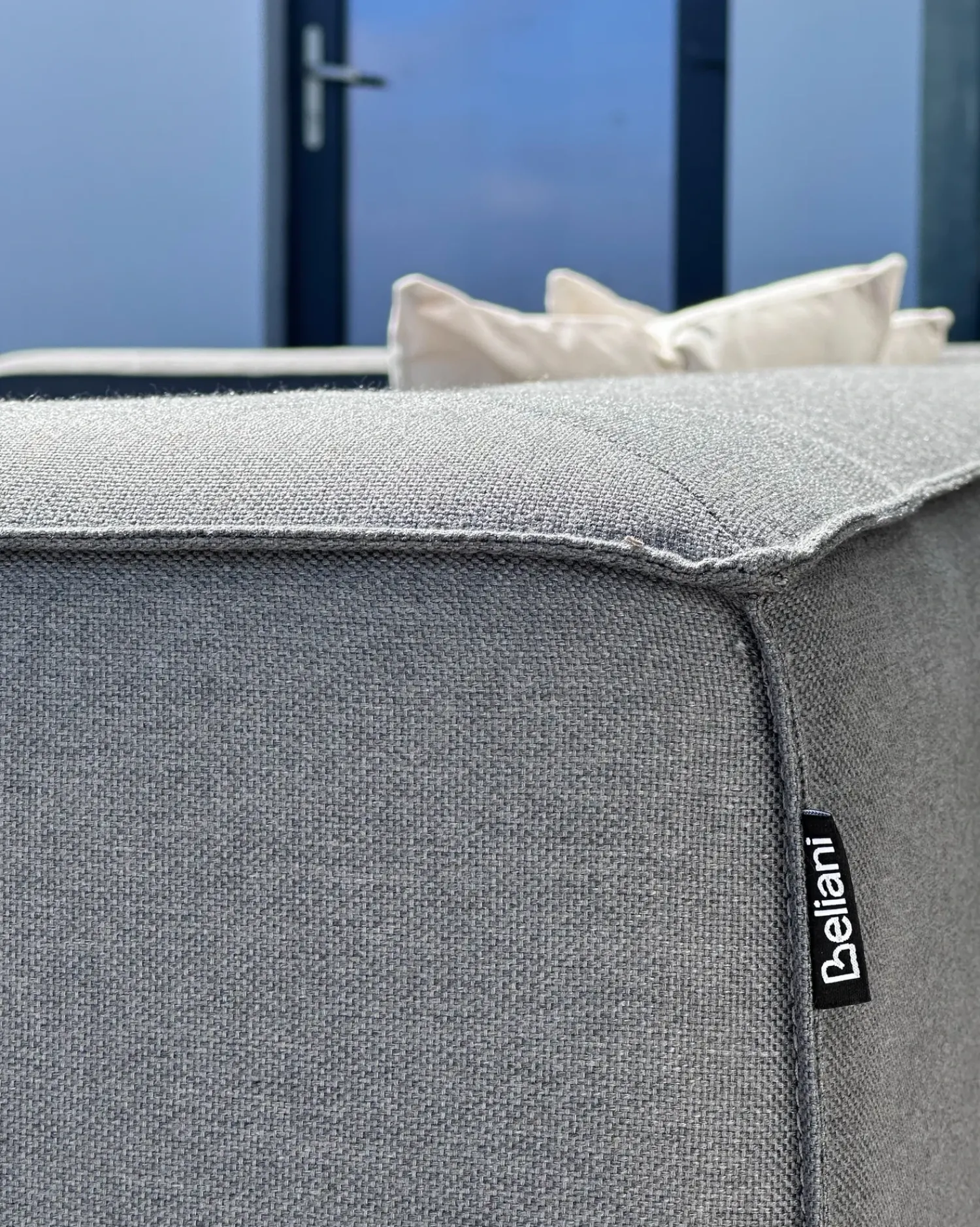 Discount Beliani Divano angolare da giardino con pouf 7 posti AREZZO Modulare Grigio Grigio Nero