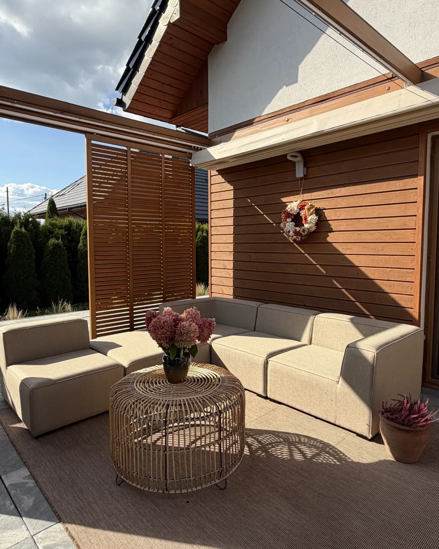 Online Beliani Divano da giardino con pouf 4 posti AREZZO Modulare Beige Beige Nero