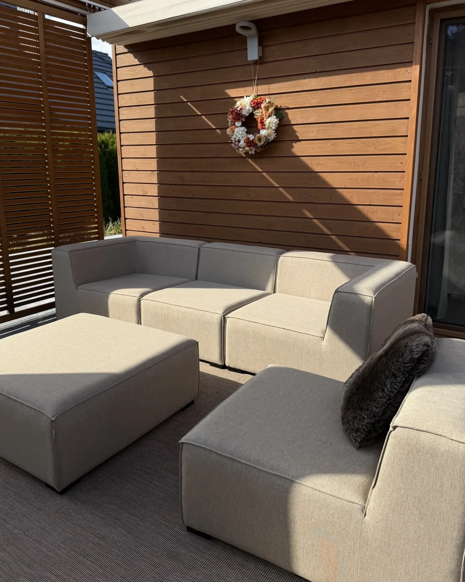 Online Beliani Divano da giardino con pouf 4 posti AREZZO Modulare Beige Beige Nero