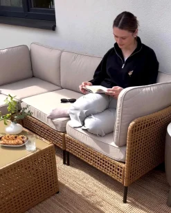 Clearance Beliani Divano da giardino con tavolo 4 posti OMEGANA Modulare Rattan sintetico (PE) Beige chiaro Beige Nero