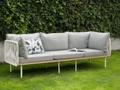 Outlet Beliani Divano da giardino 3 posti SENISE Metallo Grigio Bianco Grigio