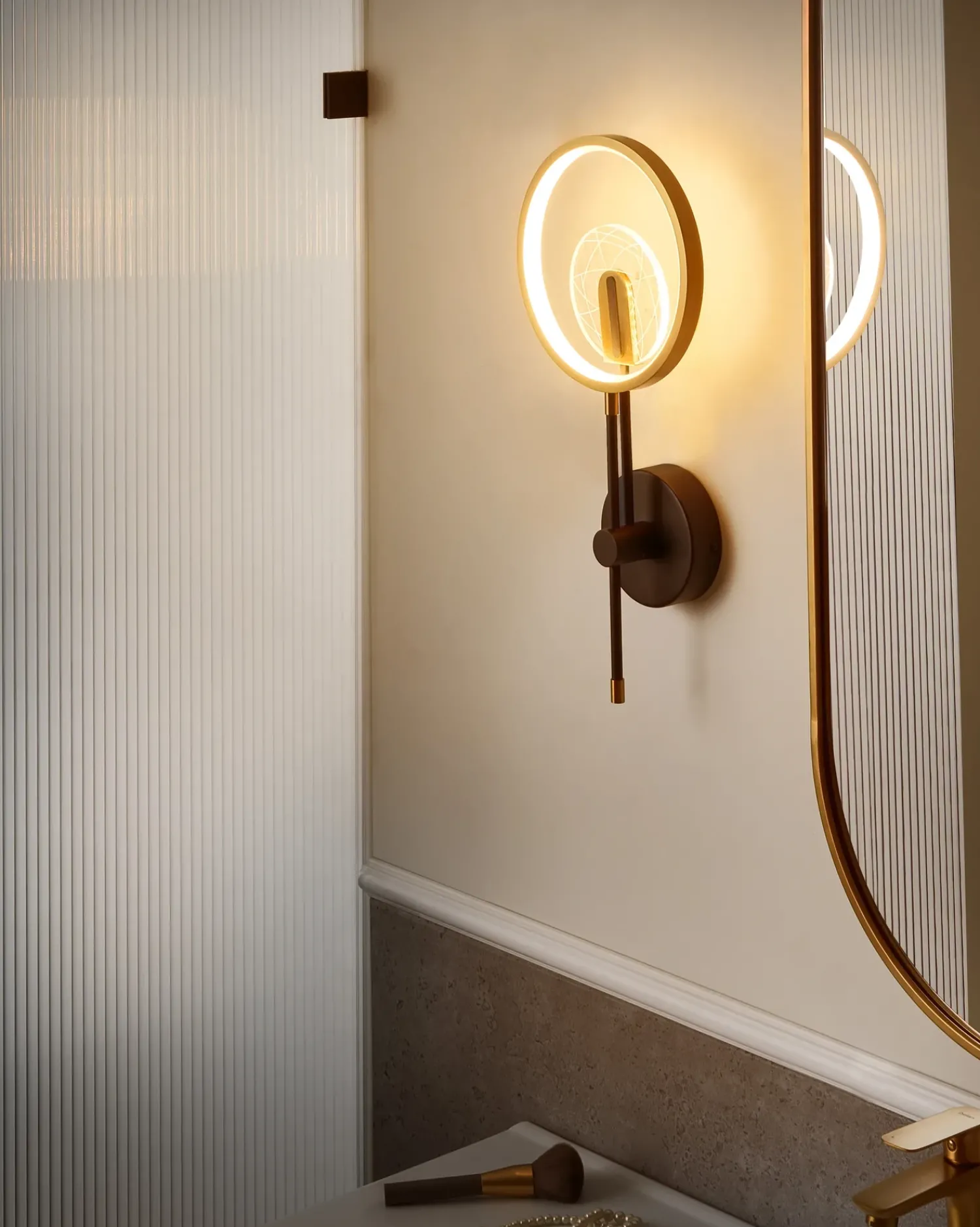 Hot Beliani Lampada da parete a LED SAMBRE Metallo Oro Nero Ottone Nero
