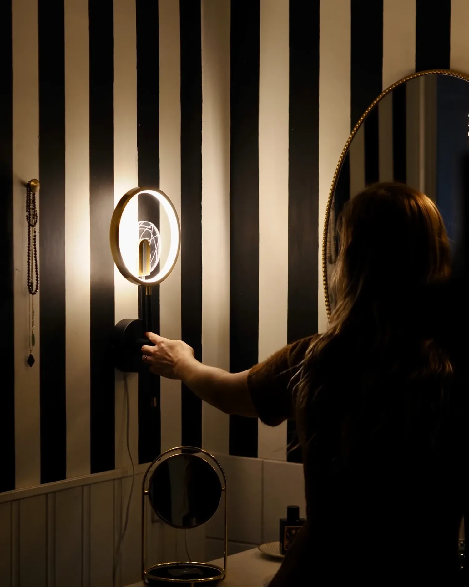 Hot Beliani Lampada da parete a LED SAMBRE Metallo Oro Nero Ottone Nero